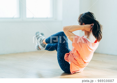 トレーニングをする若い女性 トレーニングをする若い女性 98910887