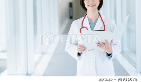 カルテを見る若い女性医師 98911078