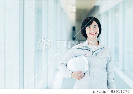 廊下を歩く若い女性エンジニア 廊下を歩く若い女性エンジニア 98911276