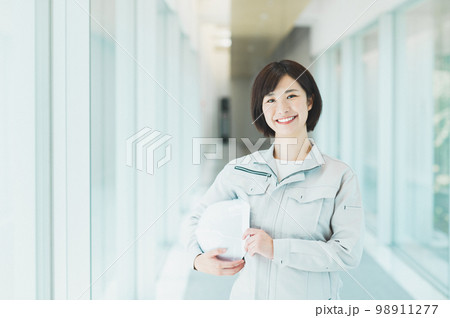 廊下を歩く若い女性エンジニア 廊下を歩く若い女性エンジニア 98911277