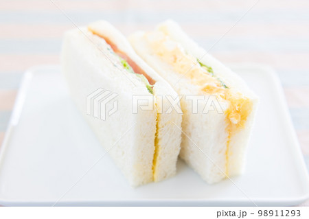 美味しいツナサンドと玉子サンド 美味しいツナサンドと玉子サンド 98911293
