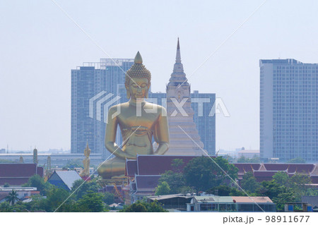 タイ・バンコクの寺院「ワット・パクナム」の白い大仏塔と巨大仏像 98911677