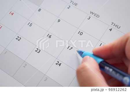 Woman hand with pen writing on calendar date business planning appointment meeting concept 98912262