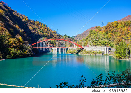 うなづき湖と湖面橋【黒部峡谷鉄道トロッコ電車】 98913985