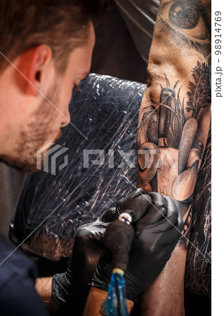 Professional tattoo artist 98914769
