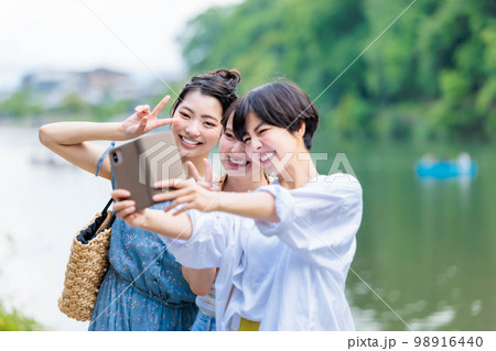 女子旅で仲良く記念撮影する女性 女子旅で仲良く記念撮影する女性 98916440