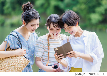 友達と観光地を巡る女子旅 98916604