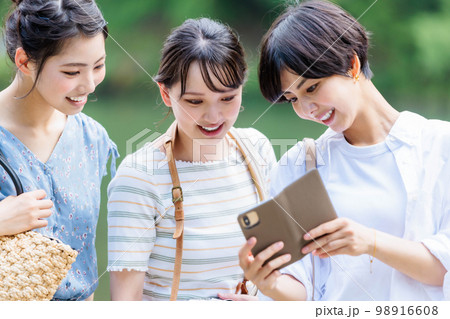友達と観光地を巡る女子旅 98916608