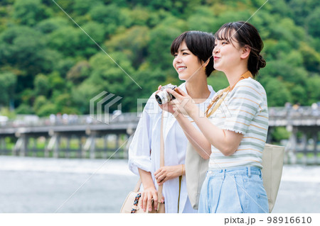 女子旅でカメラを持って観光する若い女性 98916610