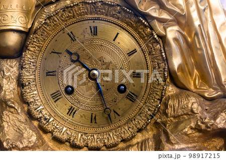 Deal of vintage table clock with brass decoration and roman numerals 98917215