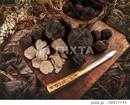 Black truffle with knife 98917745