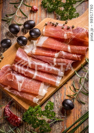 Slices of ham 98917760