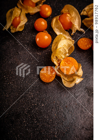 Fresh organic physalis fruit 98917762
