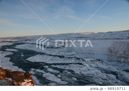 アイスランド　真冬のグトルフォス（黄金の滝）上流　夕景日没 98919711