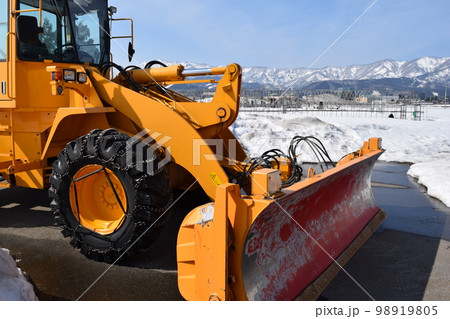 雪国で待機中の除雪車 雪国で待機中の除雪車 98919805