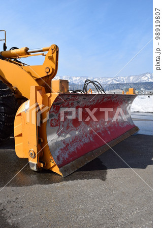 雪国で待機中の除雪車 雪国で待機中の除雪車 98919807