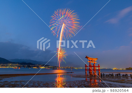 宮島大鳥居と花火 98920564