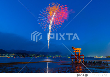 宮島大鳥居と花火 宮島大鳥居と花火 98920578