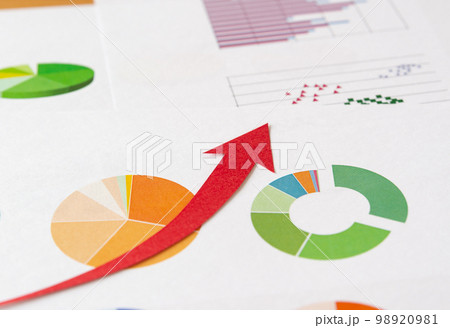 グラフと上昇矢印　急上昇　急増　増加 98920981
