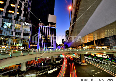 渋谷駅周辺の高層オフィスビルと複合商業施設の夜景 渋谷駅周辺の高層オフィスビルと複合商業施設の夜景 98921269