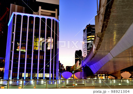 渋谷駅周辺の高層オフィスビルと複合商業施設の夜景 渋谷駅周辺の高層オフィスビルと複合商業施設の夜景 98921304