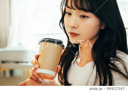 若い女性 ライフスタイル ハイコントラスト 若い女性 ライフスタイル ハイコントラスト 98922587