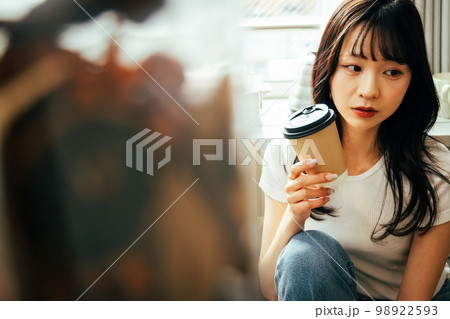 若い女性 ライフスタイル ハイコントラスト 若い女性 ライフスタイル ハイコントラスト 98922593