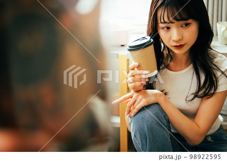 若い女性 ライフスタイル ハイコントラスト 若い女性 ライフスタイル ハイコントラスト 98922595