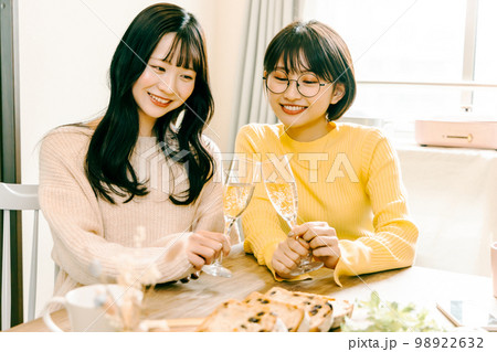 自宅で女子会　シェアハウス 98922632