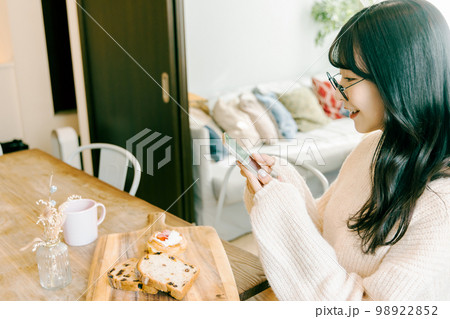 栄え写真を撮る若い女性 栄え写真を撮る若い女性 98922852