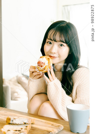 スイーツを食べる女の子 98922875