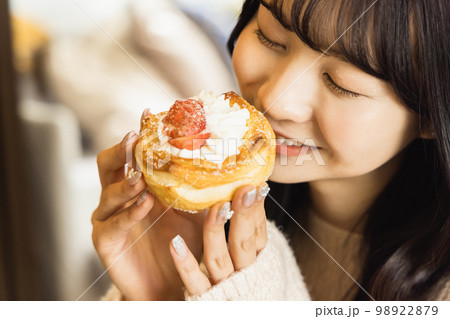 スイーツを食べる女の子 98922879
