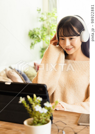 タブレットで動画・音楽を楽しむ大学生 98922881