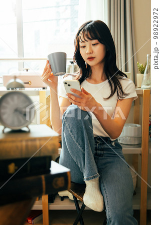 若い女性　ライフスタイル　ハイコントラスト 98922972