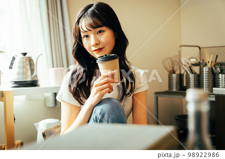 若い女性 ライフスタイル ハイコントラスト 若い女性 ライフスタイル ハイコントラスト 98922986