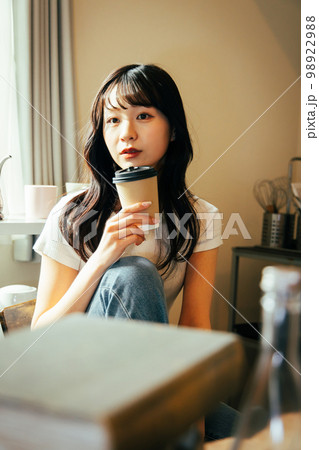 若い女性 ライフスタイル ハイコントラスト 若い女性 ライフスタイル ハイコントラスト 98922988