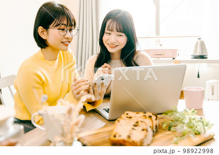 旅行の計画を考える女性 98922998
