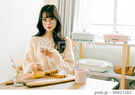 栄え写真を撮る若い女性 98923162