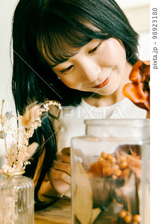 ドライフラワー　フラワーアレンジメントを楽しむ若女性 98923180
