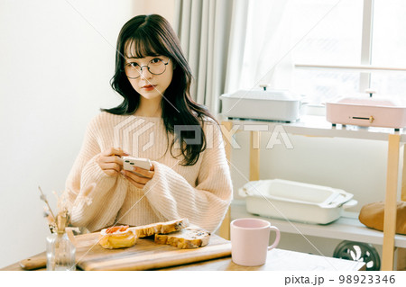 栄え写真を撮る若い女性 98923346