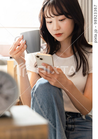 若い女性　ライフスタイル　ハイコントラスト 98923367