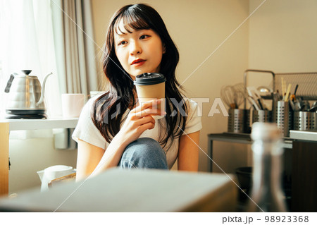 若い女性 ライフスタイル ハイコントラスト 若い女性 ライフスタイル ハイコントラスト 98923368