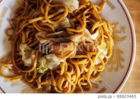 平皿に載った黒石やきそば（横構図） 98923465