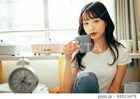 若い女性 ライフスタイル ハイコントラスト 若い女性 ライフスタイル ハイコントラスト 98923479