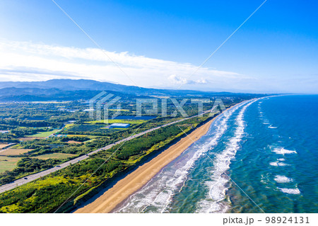 早朝の千里浜なぎさドライブウェイ、のと里山海道(背景は金沢市方向) 早朝の千里浜なぎさドライブウェイ、のと里山海道(背景は金沢市方向) 98924131