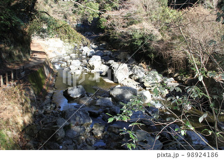 大阪高槻摂津峡の新春の風景 98924186