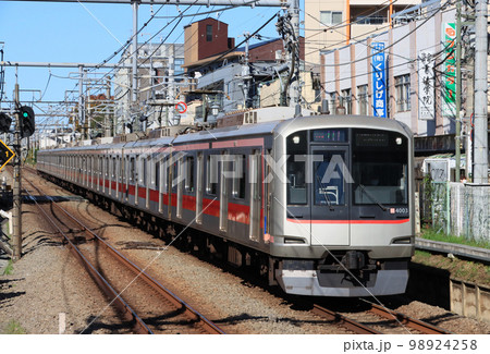 西武鉄道　東久留米駅の東急5000系 98924258