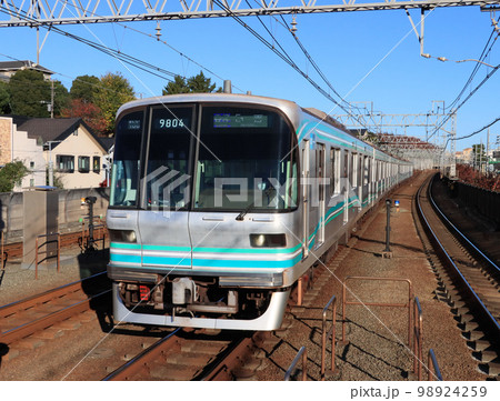 東急多摩川駅に着く東京メトロ南北線9000系 東急多摩川駅に着く東京メトロ南北線9000系 98924259