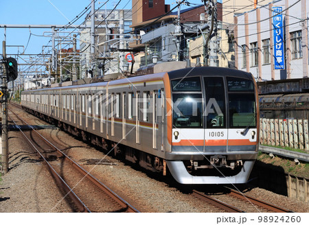 西武鉄道東久留米駅に着く東京メトロ10000系 98924260