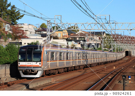 東急多摩川駅を発車した東京メトロ10000系 98924261